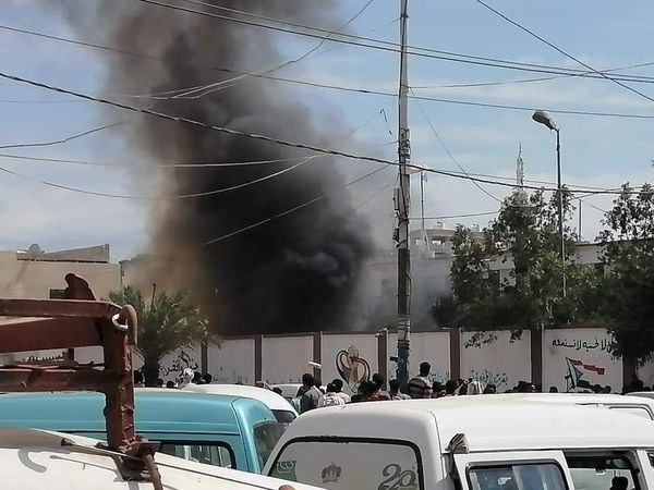 لأسباب صادمة .. اندلاع حريق هائل بمبنى المجلس المحلي في عدن