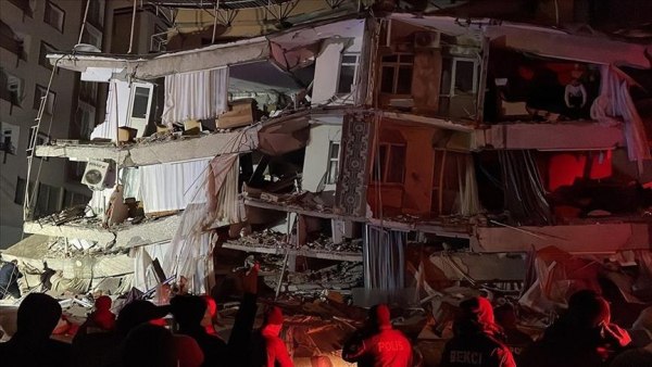 جراء زلزال مدمر .. مئات القتلى والجرحى في تركيا وسوريا (تفاصيل)
