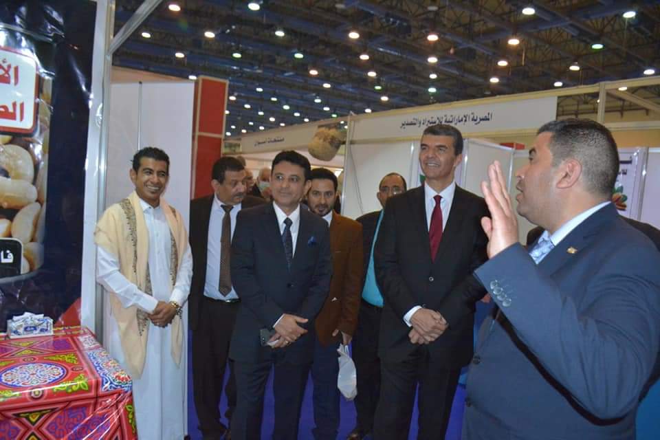 السفير اليمني يفتتح جناح المشاركين اليمنيين في الجناح الخاص للغرفة التجارية بالجيزة