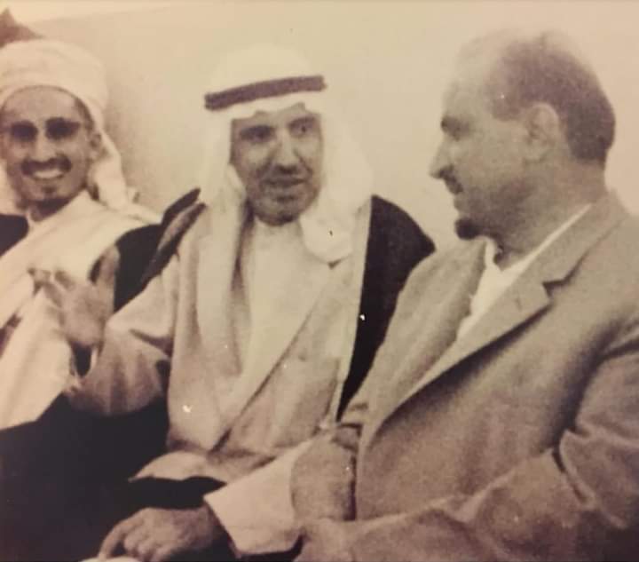 صورة من الستينات تجمع شخصيات هامة اثناء افتتاح أول مدرسة كويتية في اليمن بينهم الشيخ الأحمر الذي كان يشغل هذا المنصب  !