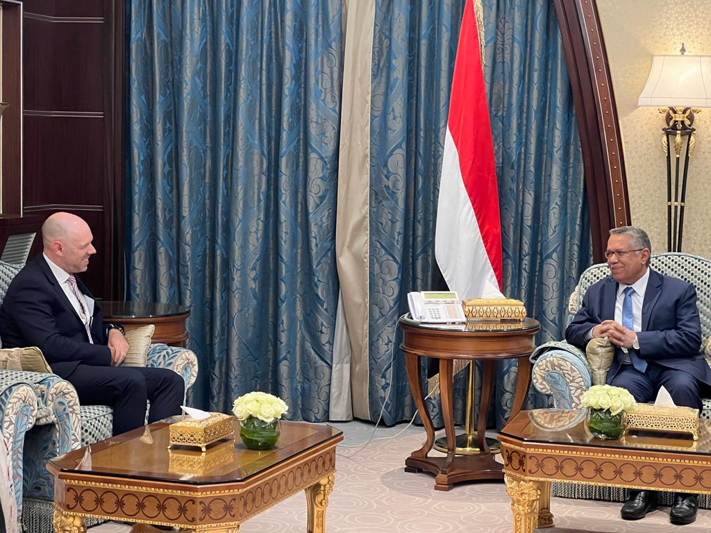بن دغر يبحث مع السفير البريطاني آفاق تحقيق السلام
