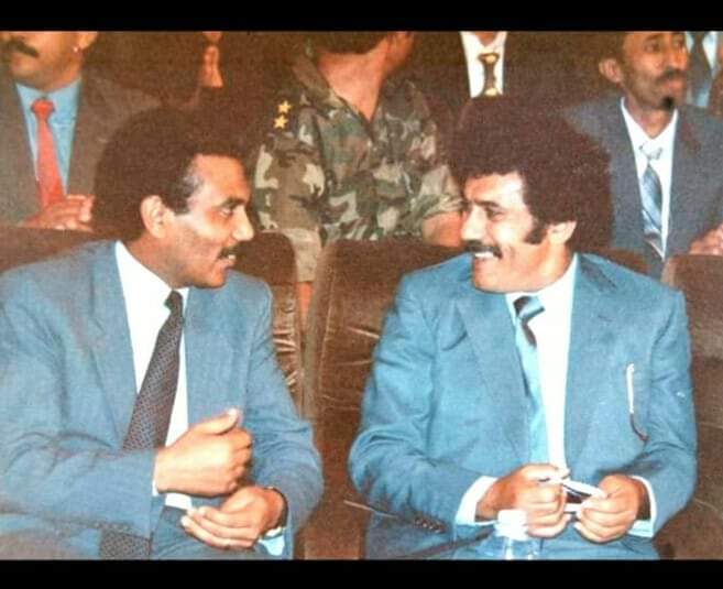 صورة نادرة جداً للرئيس صالح مع أحد الوزراء في عهده