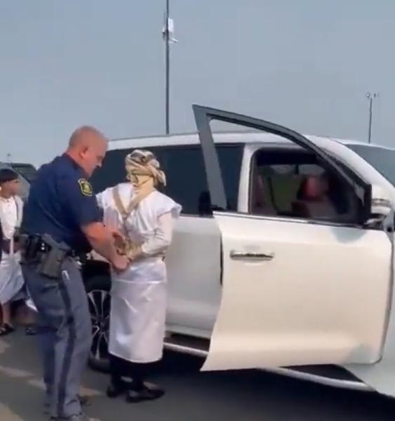 بسبب استخدامه لقناصة.. الشرطة الأمريكية تعتقل عريس يمني أثناء زفافه!