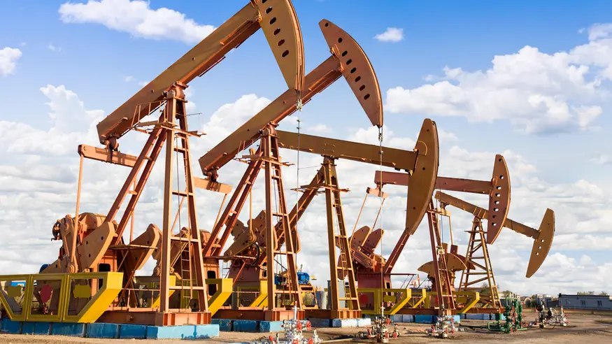 بعد تمديد تخفيضات إنتاج أوبك+.. أسعار النفط تقفز بنحو كبير وغير متوقع!