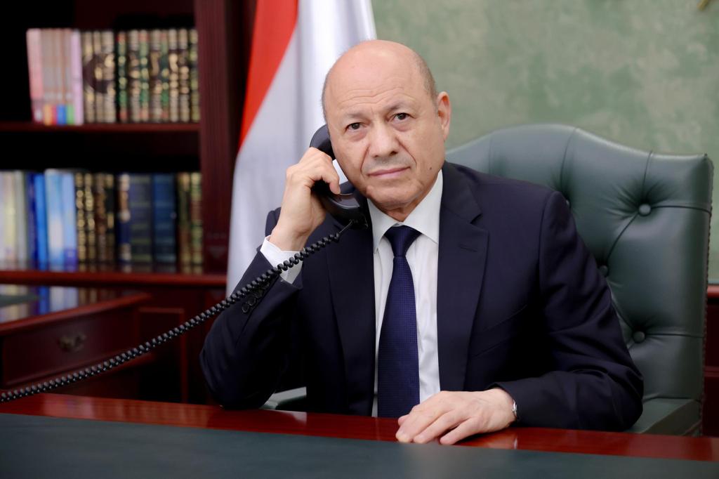 الرئيس العليمي يجري اتصالا هاتفيا بوزير الأوقاف والإرشاد
