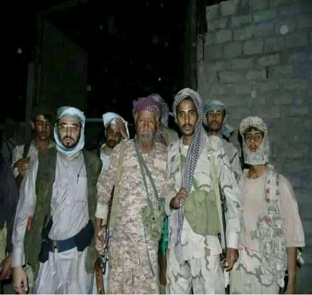 قائد عسكري يظهر في الميدان مقاتلاً ومتقدماً افراده في جبهة البيضاء .. صورة