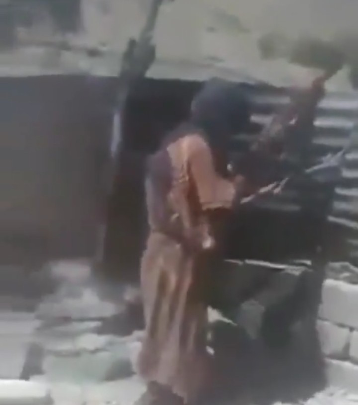فيديو مثير لإمرأة عجوز بالبيضاء تشارك المقاتلين في تحرير الزاهر وطرد الحوثيين منها