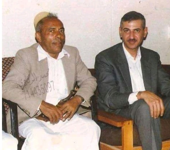 نجل الزعيم الراحل جمال عبدالناصر جنباً الى جنب في صورة مع شاعر وأديب يمني شهير