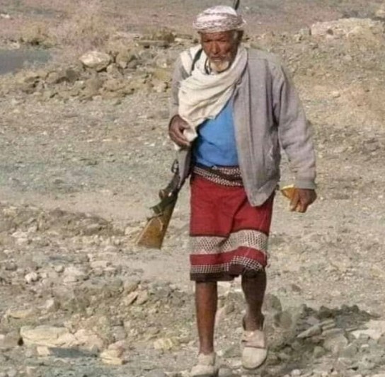 مقاتل يمني يثير دهشة اليمنيين في مواقع التواصل الاجتماعي وهو يقاتل الحوثيون .. وهذا مايحمله في يده (صورة)