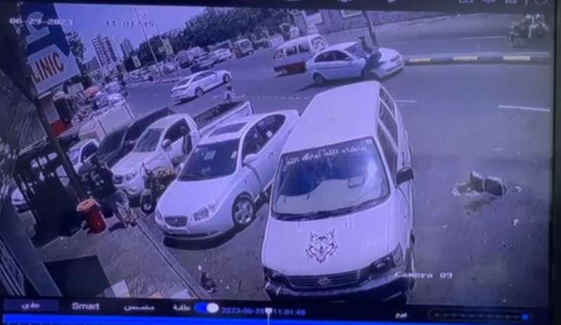 في مشهد مؤلم.. دهس شرطي مرور من قبل سيارة مسرعة بهذه المدينة اليمنية!