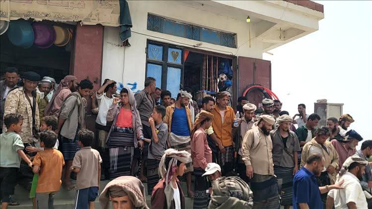 لحج.. إغلاق محلات تجارية متلاعبة بالأسعار وضبط شركات صرافة تمارس بيع وشراء العملات في شوارع مديرية طور الباحة