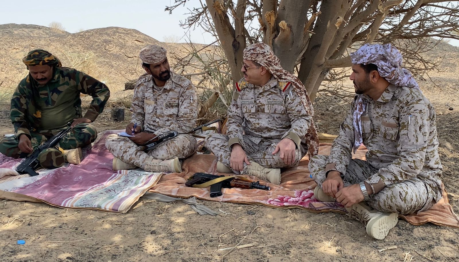 وزير الدفاع يظهر في هذا المكان وسط المقاتلين ويرافقه قائد عسكري كبير .. شاهد الصورة