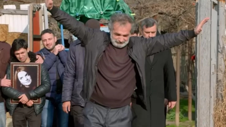 أب يرقص فوق قبر ابنته في إيران