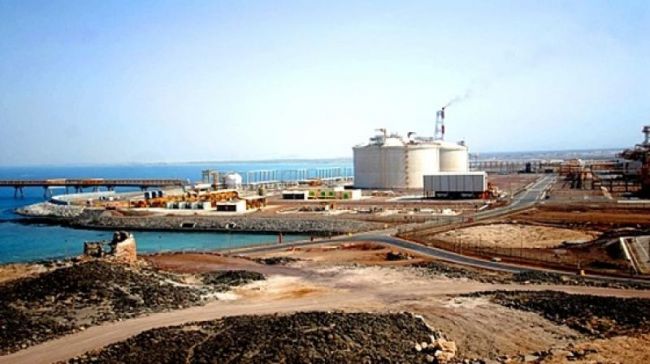ردود صارمة للشرعية تعلن عن موقف جديد بشأن تقاسم الإيرادات النفطية مع الحوثي