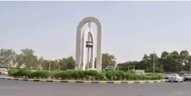 بقايا طعام المطاعم .. وجبات ينتظرها مواطنون في عدن  لسد جوعهم