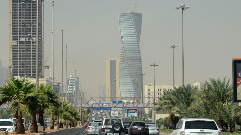 السعودية تعلن عن مفاجأة بشأن المقابل المالي على الوافدين.. وتطور جديد بشأن إلغاء الكفالة  