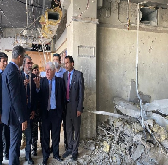 غريفيث يصل عدن ويطلع على آثار الهجوم الإرهابي على المطار