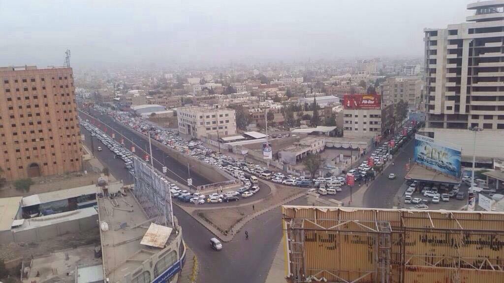الحوثي.. يعتزم رفع الدبة البنزين إلى 14000 ألف بدلا من 11200 ريال : تعرف على السر من وراء أزمة المشتقات الخانقة 