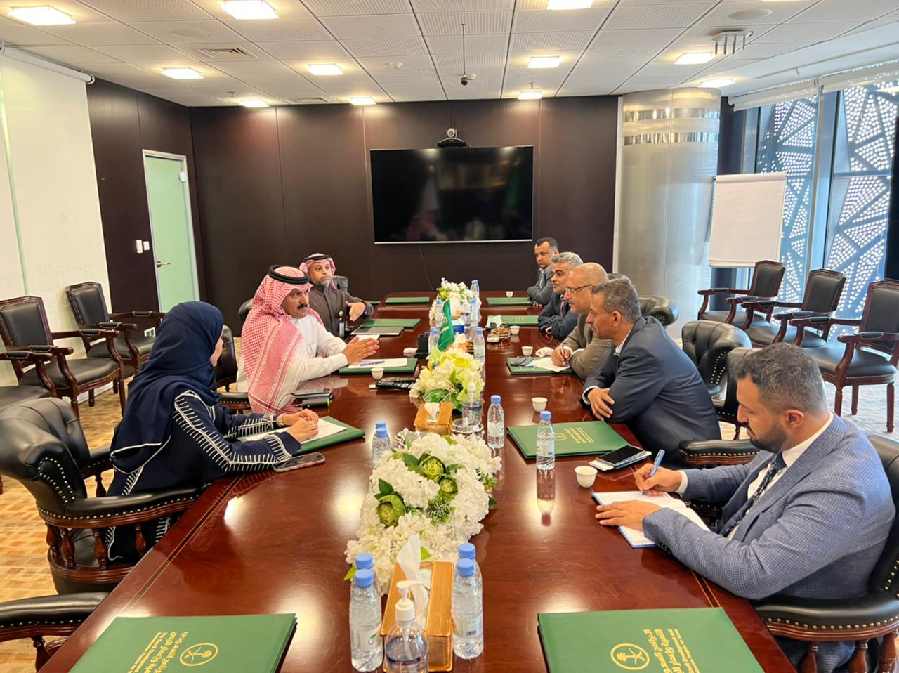باذيب يبحث مع السفير السعودي دعم التنمية وإعادة الإعمار