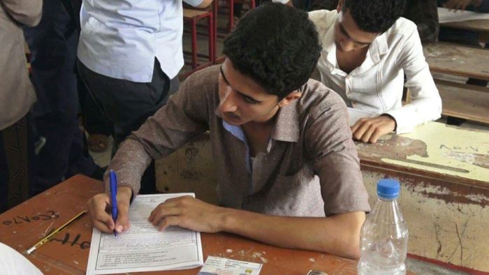 مليشيا الحوثي تسمح بممارسة الغش في مراكز الامتحانات بشرط إلتحاق الطلبة بالمراكز الصيفية الطائفية