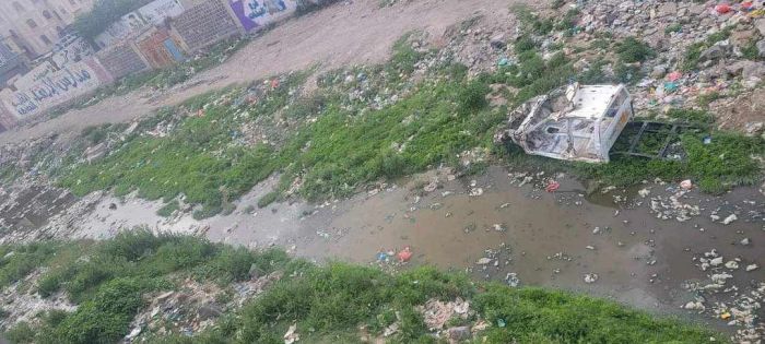ذمار.. مواطنون يشتكون من طفح المجاري تكدس القمامة في شوارع المدينة