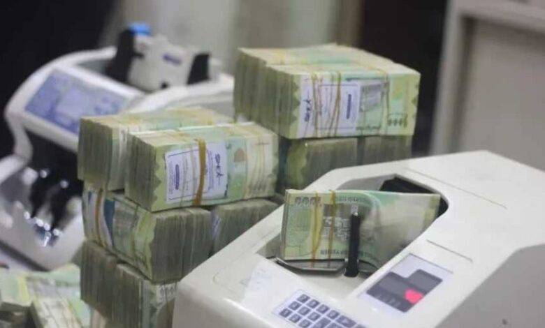 قامت بالاستيلاء على مرتباتهم.. مليشيا الحوثي تتهم موظفي 2014 بالخيانة 