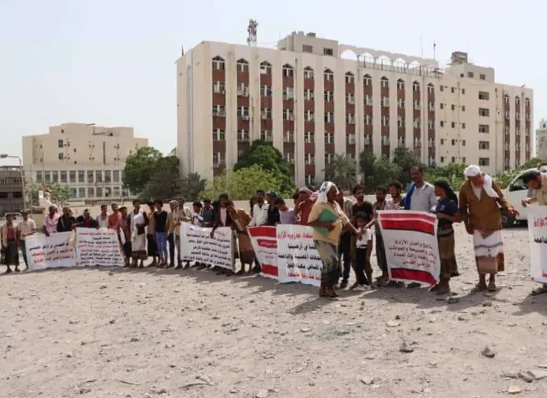 أسر الشهداء يصعدون من وقفاتهم الاحتجاجية بالاعتصام أمام مبنى محافظة عدن