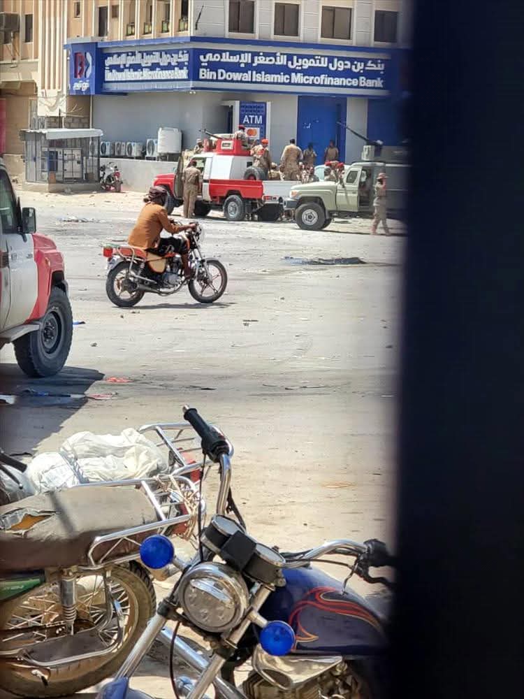 حضرموت على صفيح ساخن.. الجيش يقتحم القطاع الشعبي ويختلس جبايات من مركبات الثقل ومقتل مواطن من المتظاهرين 
