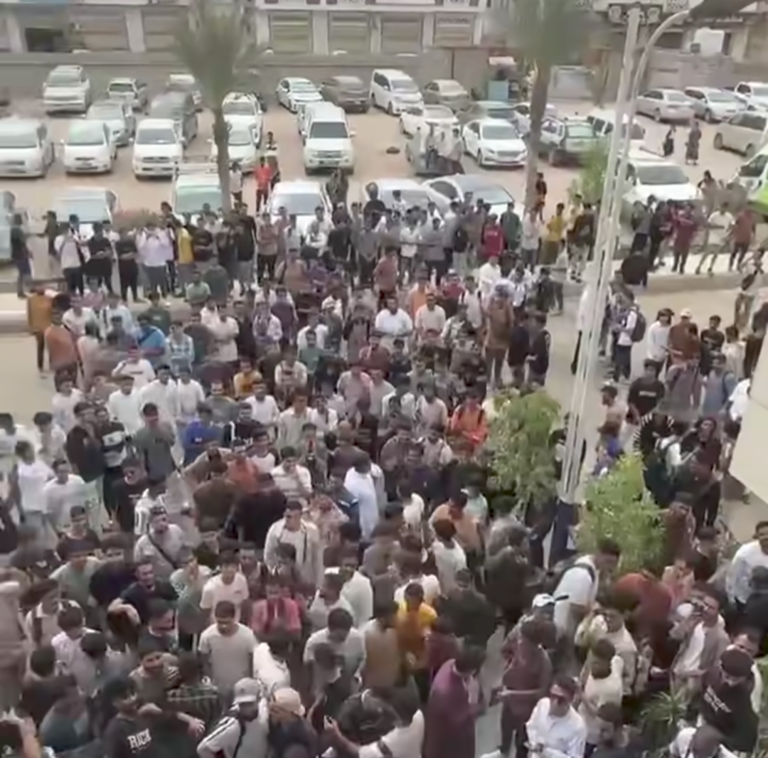 احتجاجا على قرار إداري.. طلاب جامعة العلوم والتكنولوجيا في عدن ينفذون وقفة احتجاجية ويعلنون الإضراب عن الدراسة