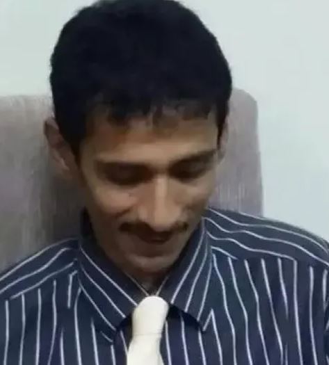 أكاديمي يمني يتعرض لذبحة صدرية أدت لوفاته بعد أن أسقط الحوثي أسمه من كشوفات نصف الراتب 