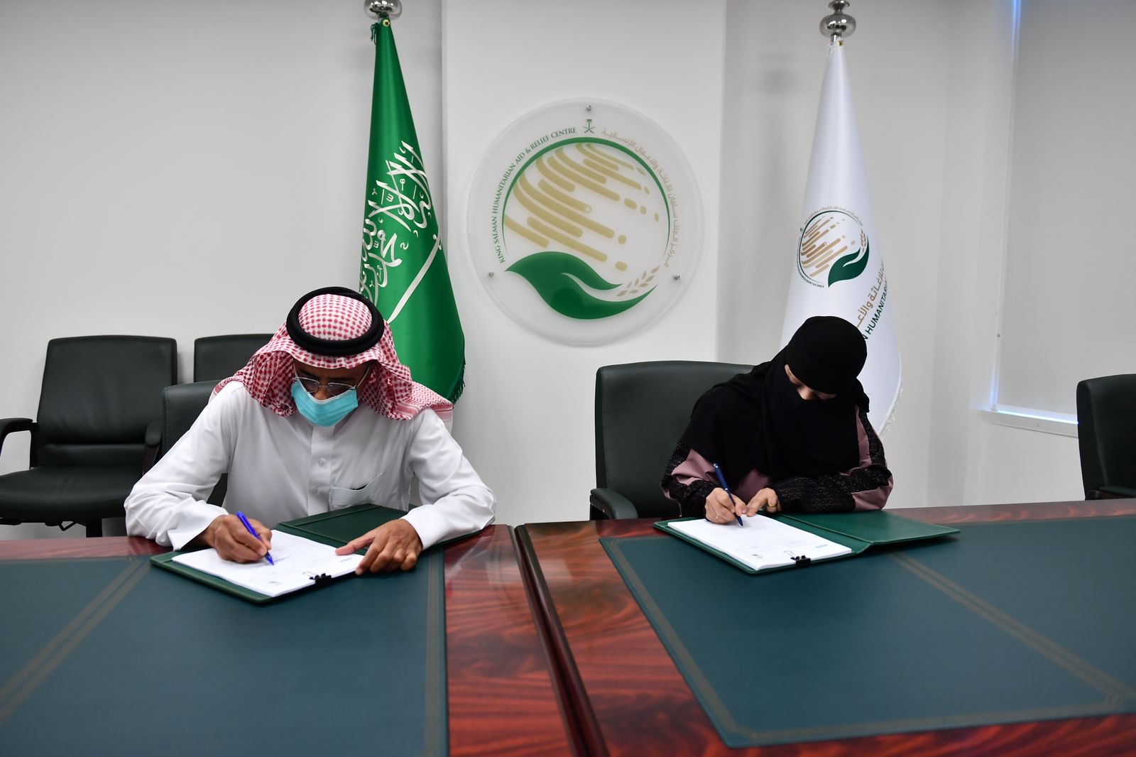 التوقيع على اتفاقية لإعادة تأهيل 50 منزلا متضررا من السيول بمحافظة المهرة