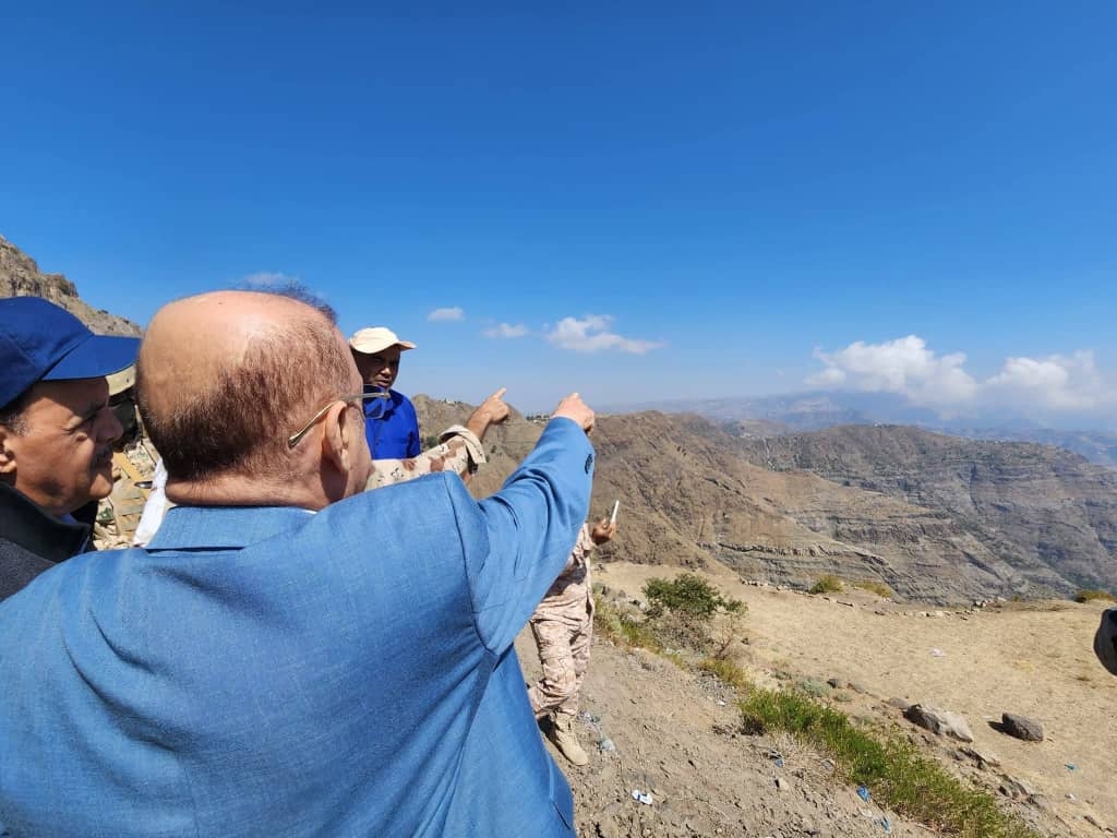 رئيس البرلمان اليمني يزور أحد الألوية العسكرية في تعز ويقرأ الفاتحة على ضريح قائده الراحل 