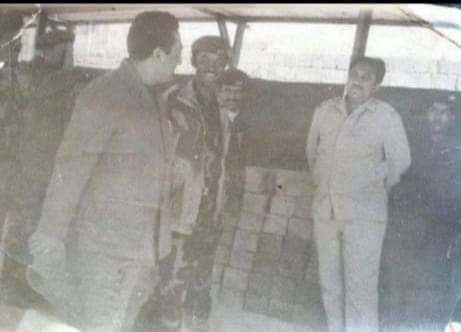 أحب الأشخاص للرئيس ابراهيم الحمدي يظهر معه في صورة نادرة جداً