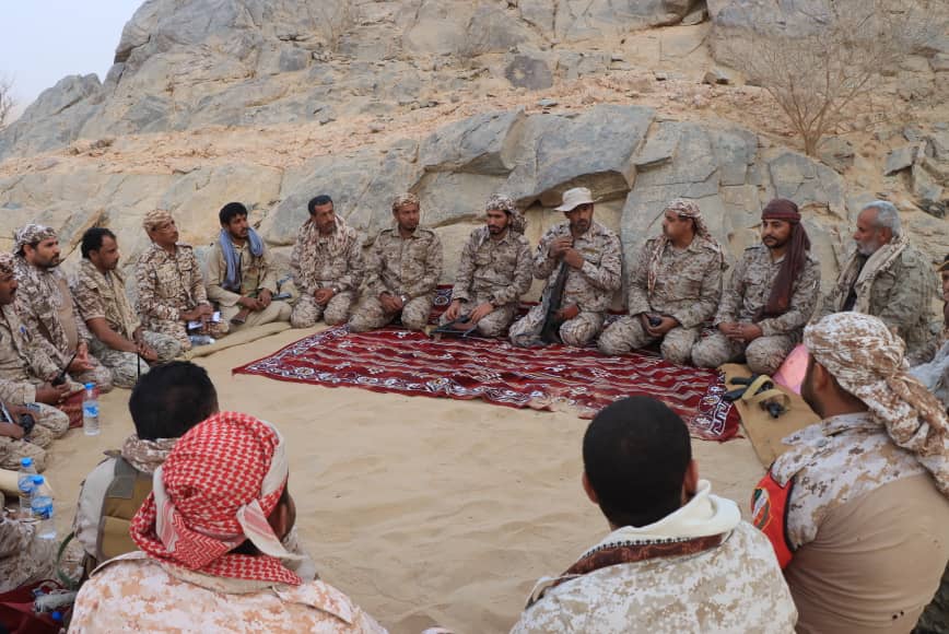 بن عزيز يتفقد المقاتلين في جبهات القتال شرق حزم الجوف