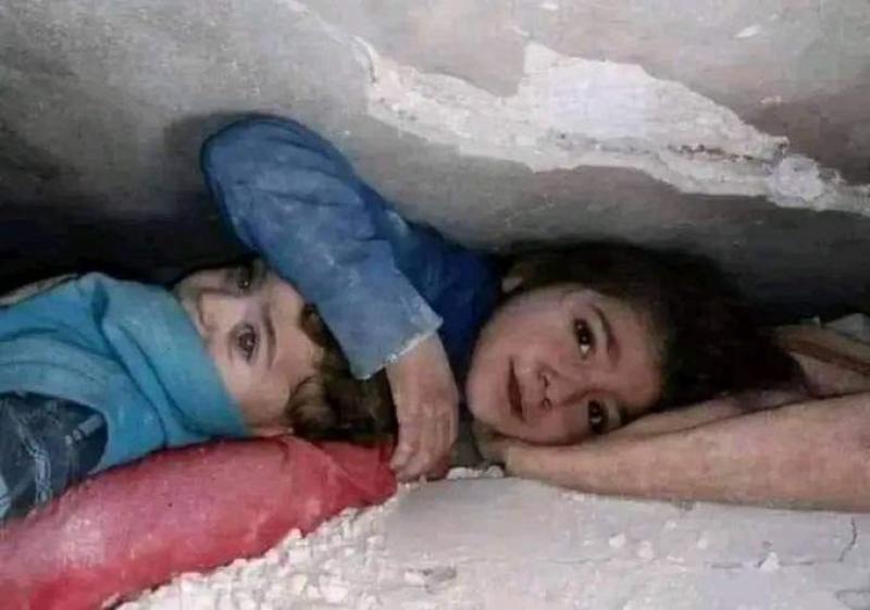 تابع .. طفلة سورية توجع القلوب من تحت الأنقاض تترجى إنقاذهما