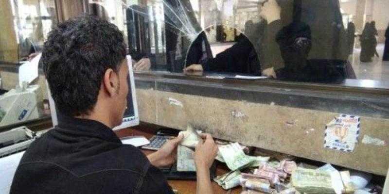 صدمة مخيفة .. طلاق امرأة يمنية بعد ورود اسمها في كشوفات الحوالات المنسية 