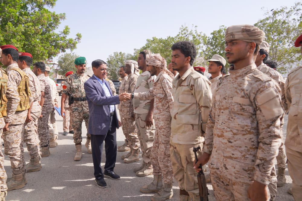نائب رئيس مجلس القيادة الرئاسي يكرم نقطة مركز بلفقيه إثر إحباطها أكثر من 25 عملية تهريب مخدرات