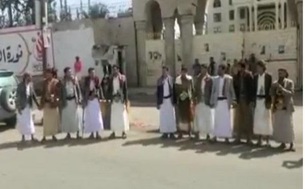 لهذا السبب ..مواطنون يحتجون أمام مكتب النائب العام للمليشيا في صنعاء
