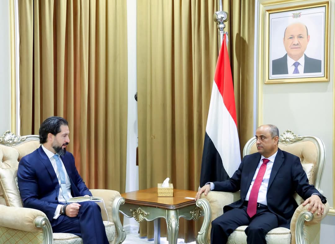 رئيس مجلس الوزراء يبحث مع السفير الأمريكي تحسين العملة والخدمات الأساسية في اليمن