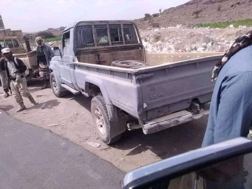 شاهد .. وقوع طاقم قناة المسيرة الحوثية بيد قوات الجيش بعد هزيمة الحوثيين في الزاهر