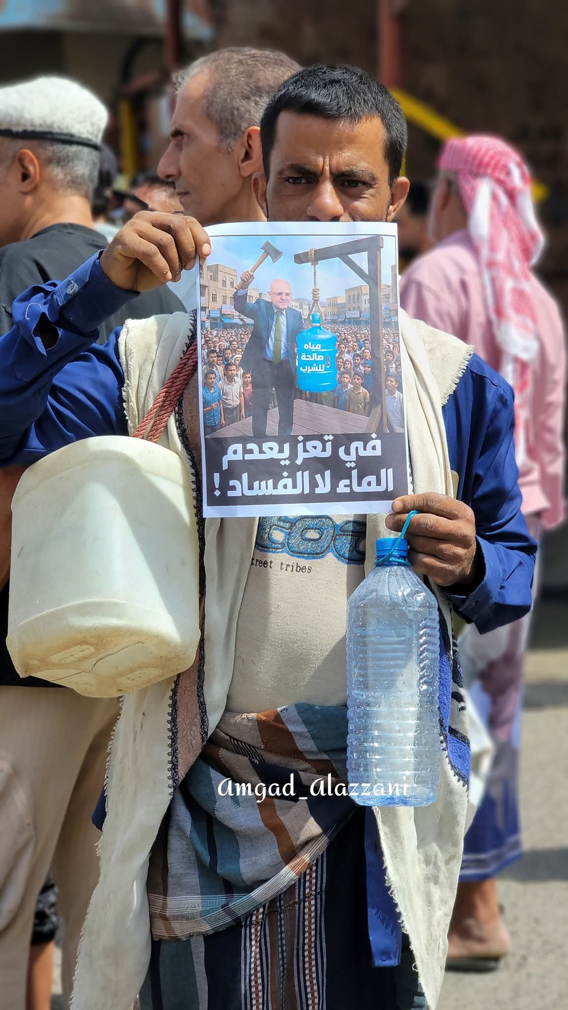 في ظل أزمة مياه حادة.. تعز تشهد احتجاجات شعبية غاضبة (صور)