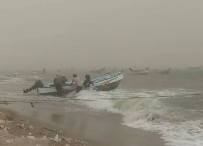 عاصفة رملية تدمر قوارب الصيادين في هذه المدينة الساحلية..
