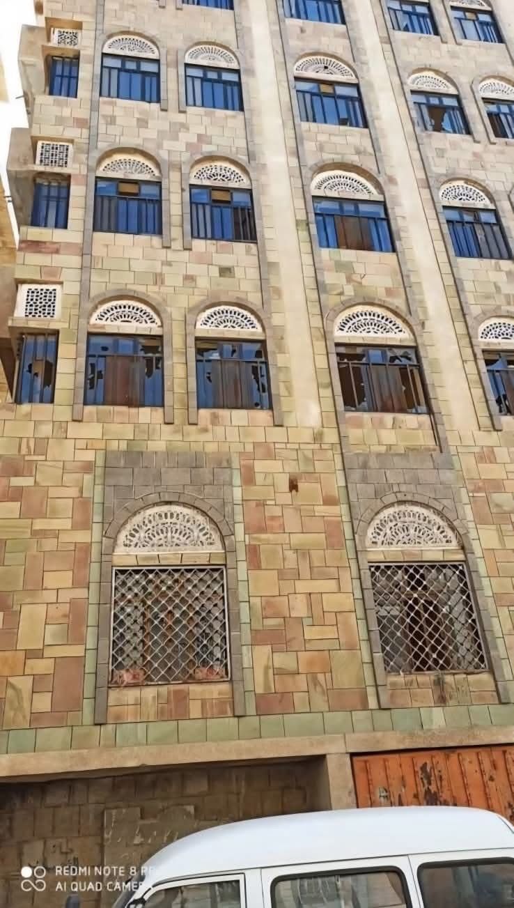 عمارة  في قلب تعز طالب صاحبها بخروج مسلحين منها وهكذا كان الرد القاسي  .. صورة