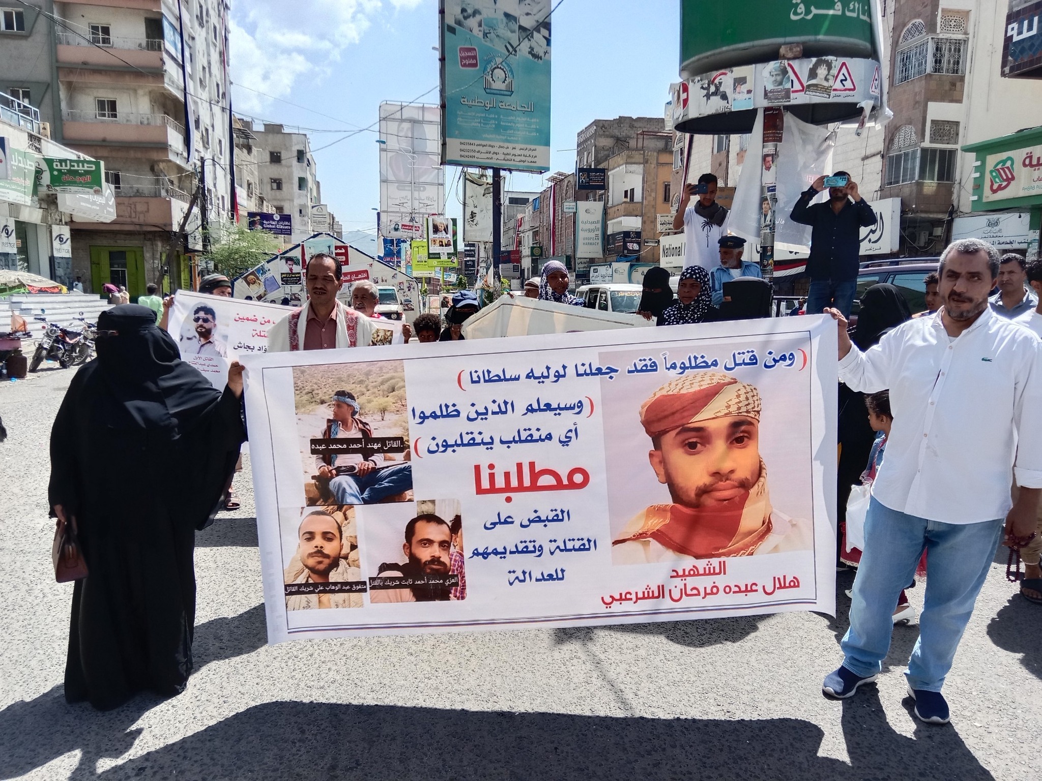 جندي أعتدى على ناشطة في تعز أثناء تظاهرة غاضبة ضد الانفلات الأمني وتورط قيادات في حماية مطلوبين