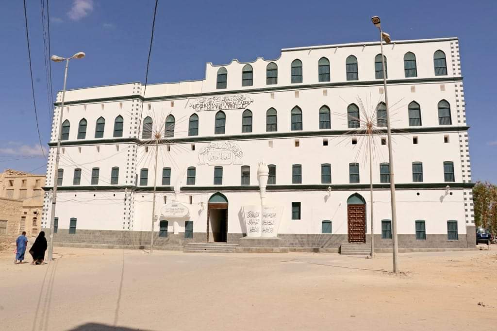 استلام مشروع ترميم مبنى المدرسة الوسطى في غيل باوزير بتمويل من السلطة المحلية 