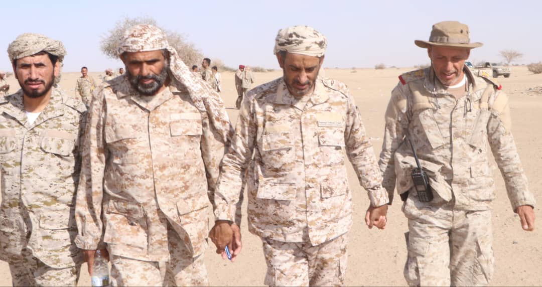 بن عزيز يظهر في صورة مع قيادات عسكرية من الميدان ويكشف عن تقدمات كبيرة و بشائر النصر