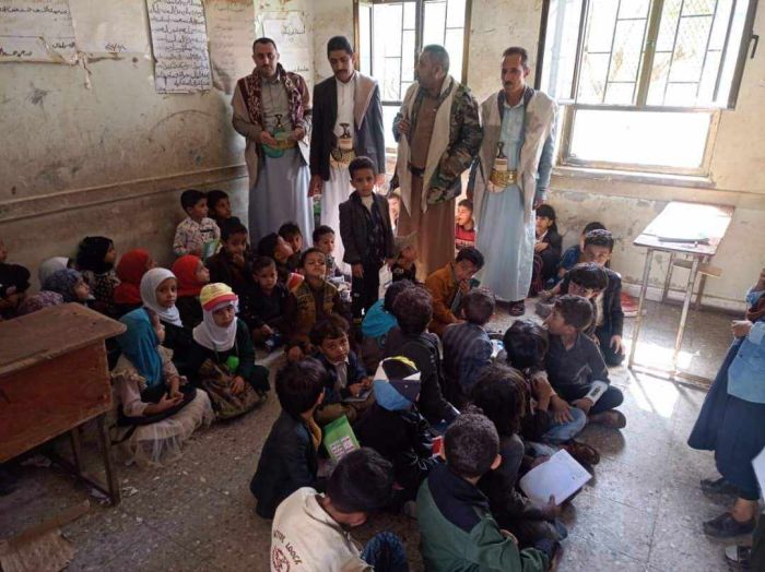 مليشيات الحوثي تكثف من الدورات الصيفية اائفية في مدارس مهدمة بعتمة ذمار