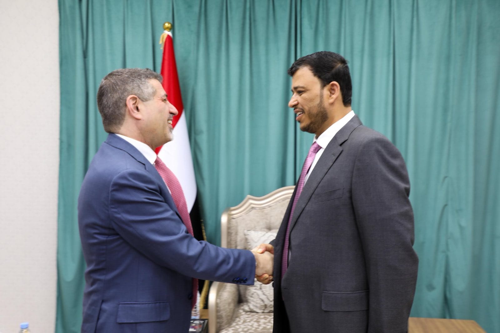 عضو مجلس القيادة الرئاسي الدكتور عبدالله العليمي يلتقي السفير الأمريكي لدى اليمن