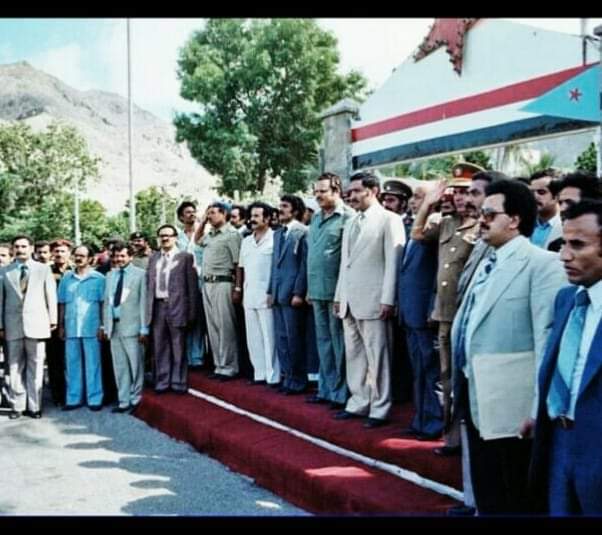 صوره نادرة من مدينة عدن يظهر فيها الرئيسان صالح وعلي ناصر و اخرين وهذا ما كان خلفهما !