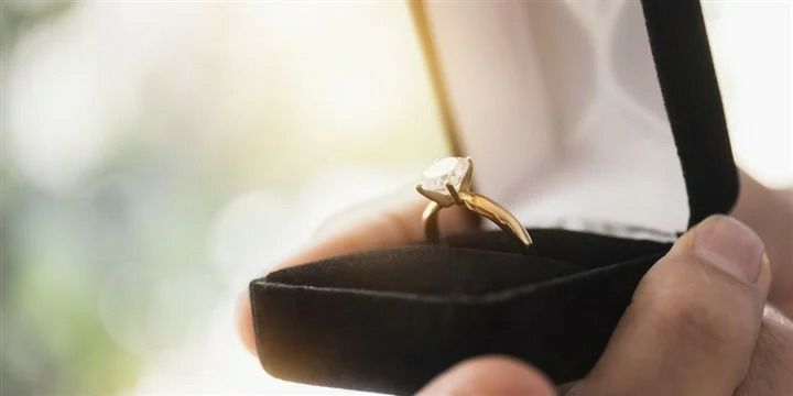 يا فرحة ما تمت.. عريس أوروبي يسقط خاتم الزواج في البحر بالخطأ!